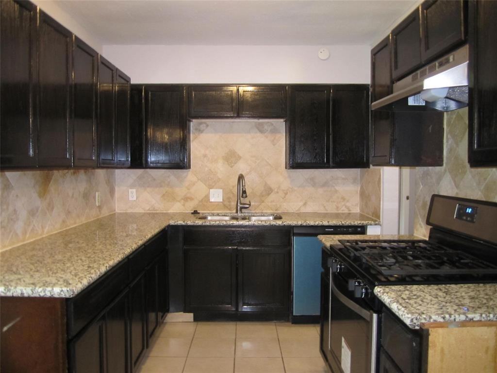 5203 Dewberry St - Photo 3 of 12
