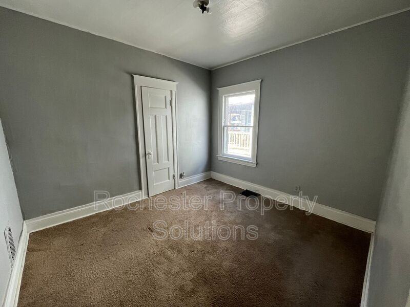 68 Gardiner Ave - Photo 3 of 8