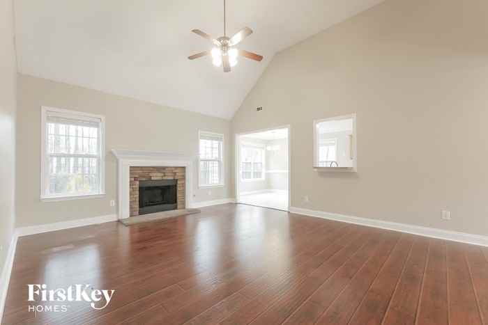 111 Brooks Cir - Photo 3 of 15