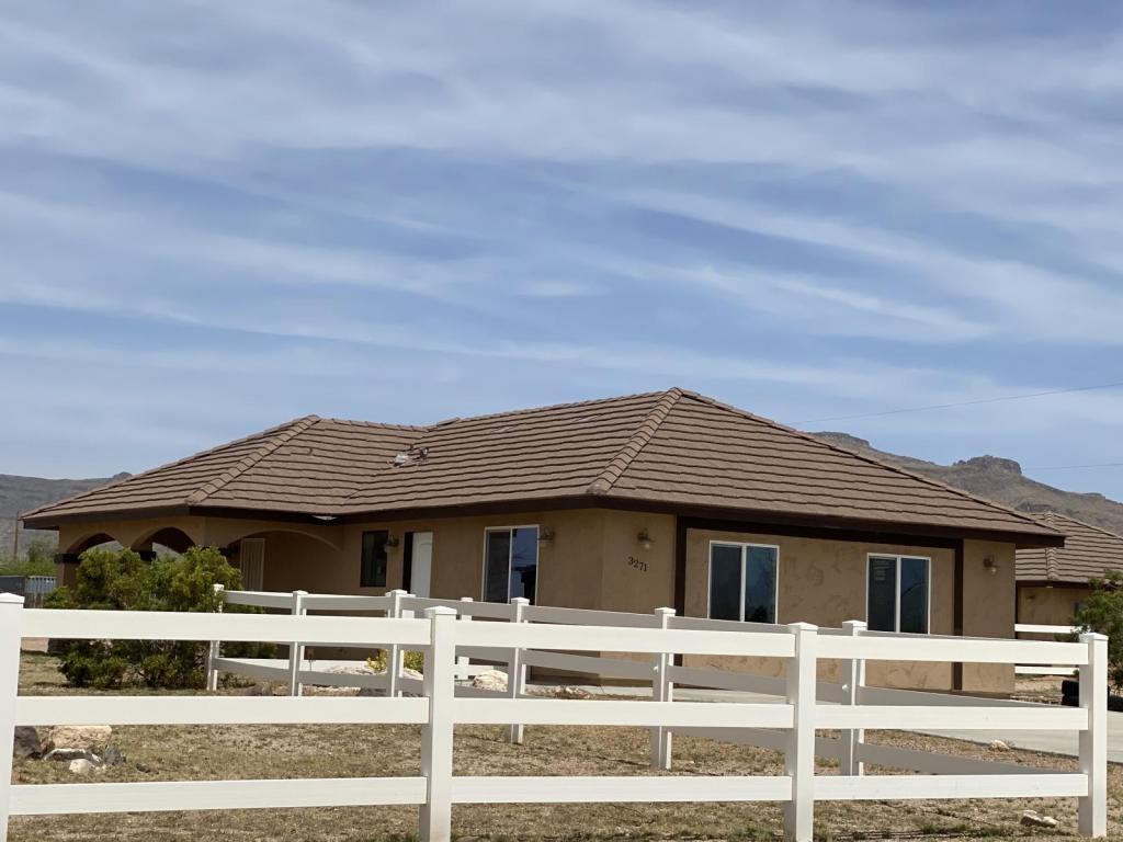 3271 W Hualapai Dr - Photo 2 of 13