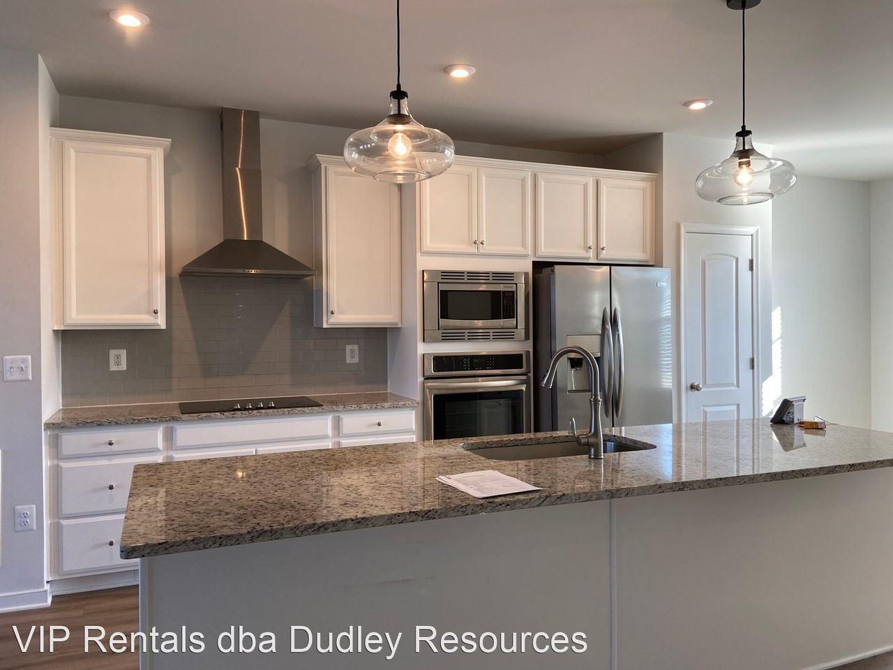1405 Kerr Dr - Photo 3 of 21
