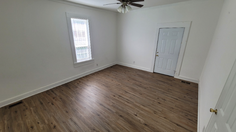 345 Oxford Rd - Photo 4 of 6