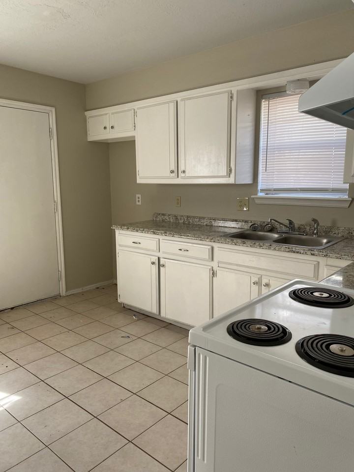 1018 E Main St #1 - Photo 5 of 20