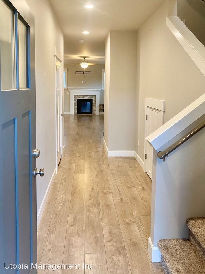 165 NE Overlook Ct - Photo 2 of 16