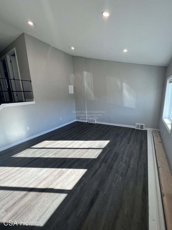 2426 Wainwright St - Photo 3 of 30