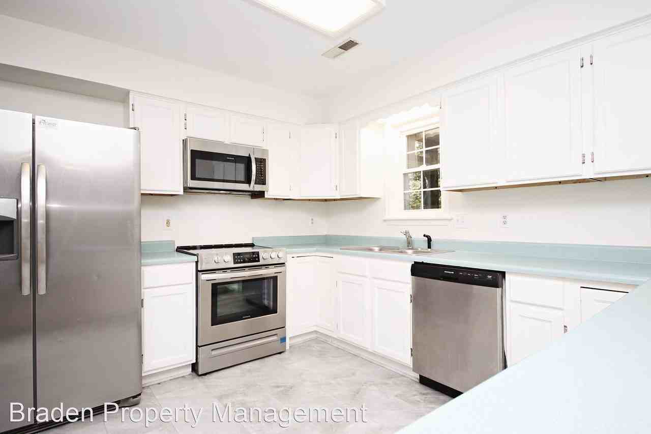 3141 Saddlebrook Ln - Photo 3 of 20