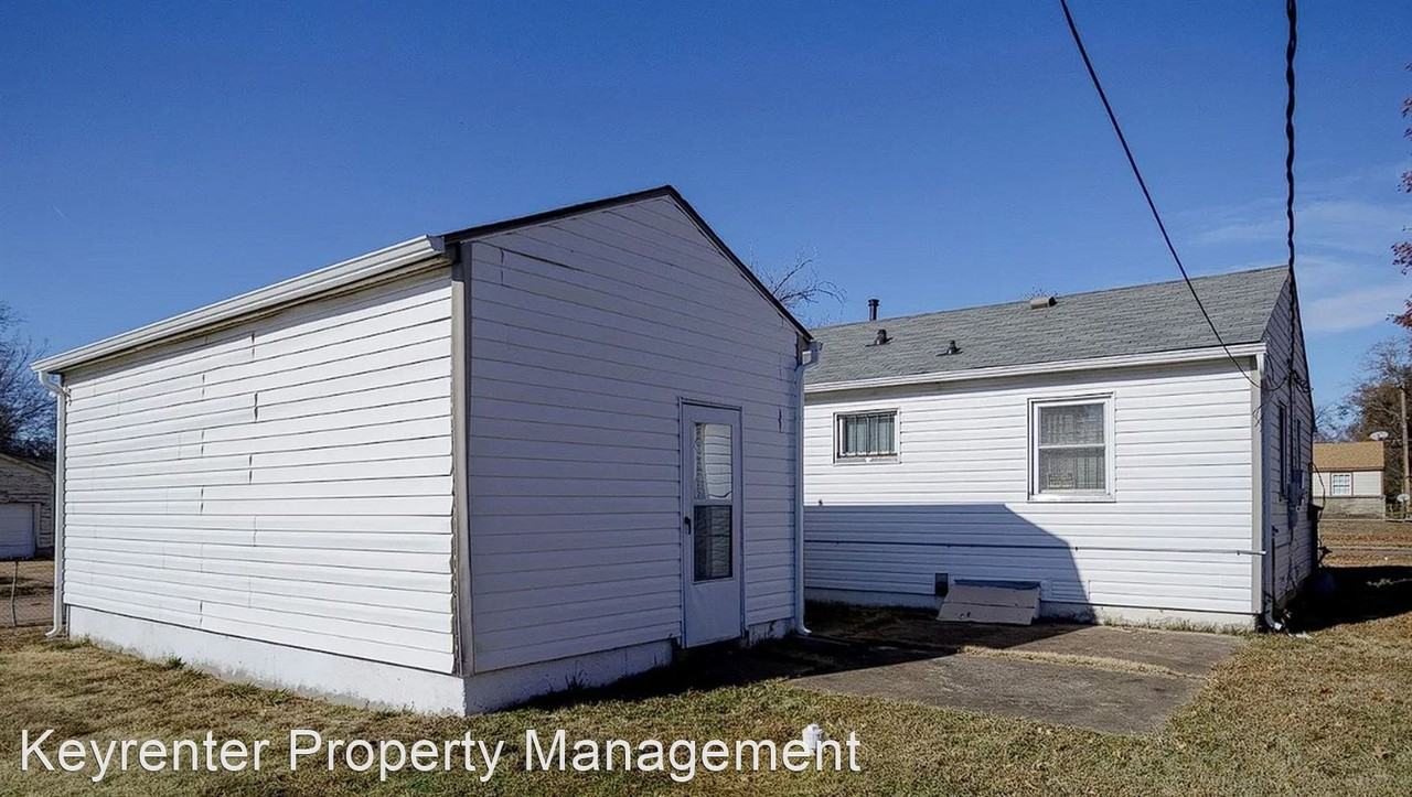 1504 E 51st St N - Photo 3 of 16