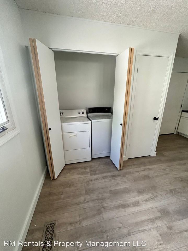 1221 Melbourne Dr - Photo 2 of 9