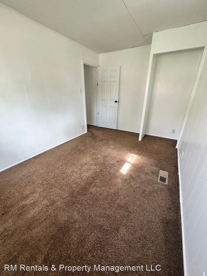 1221 Melbourne Dr - Photo 3 of 9