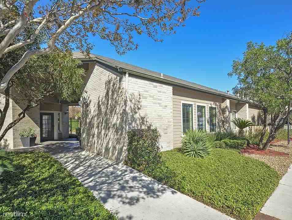 16550 Henderson Pass Apartments in Thousand Oaks, San Antonio, TX 78232