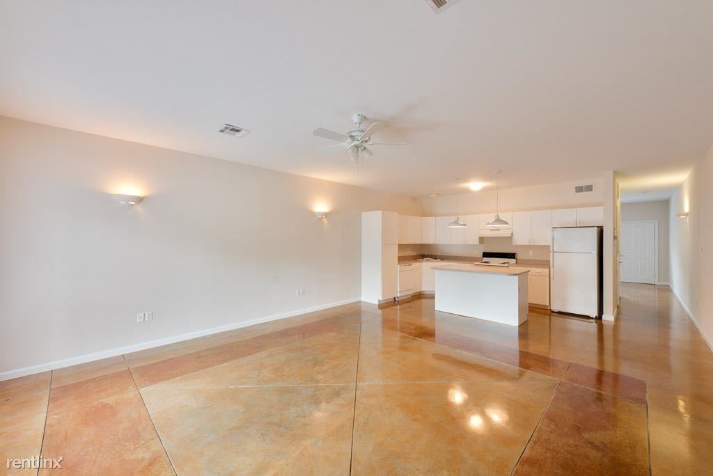 848 Yale St - Photo 3 of 12