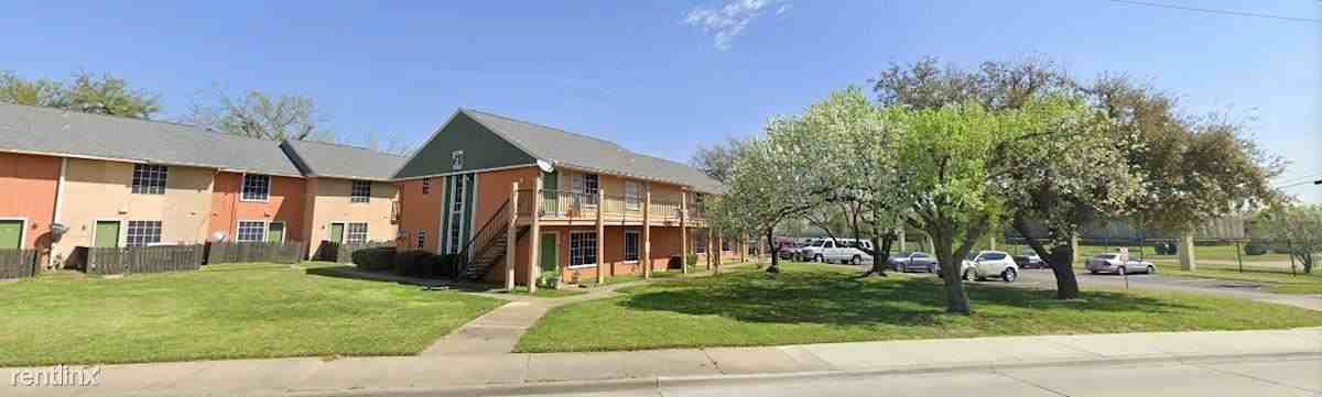 909 E Centerville RD - Photo 2 of 5