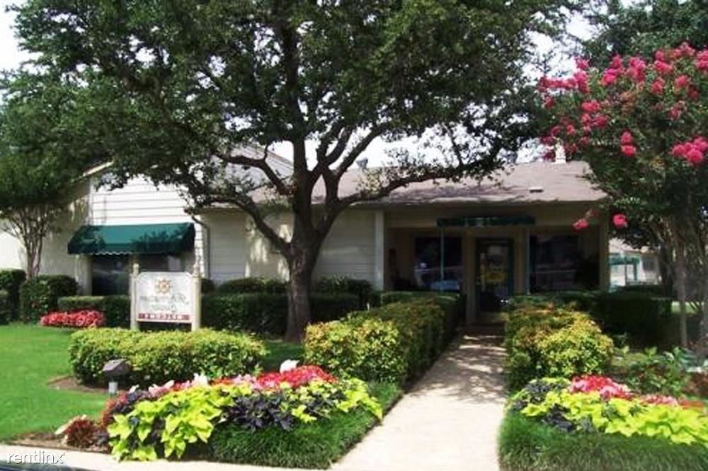 2101 Lakeview Cir - Photo 2 of 9