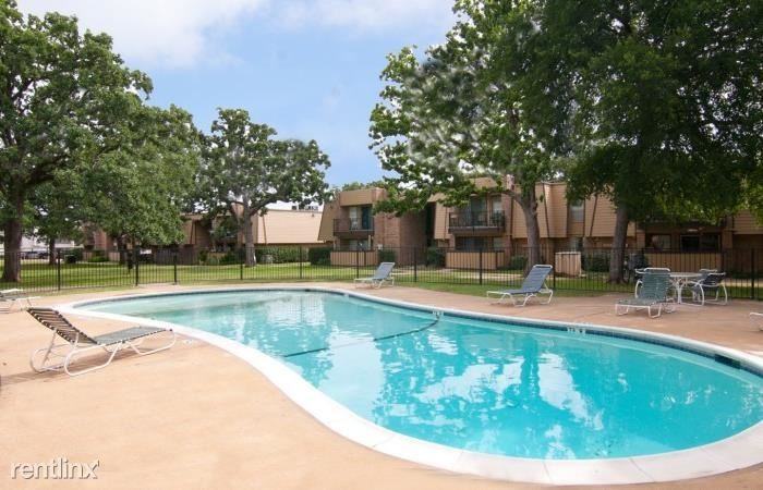 2101 Lakeview Cir - Photo 3 of 9