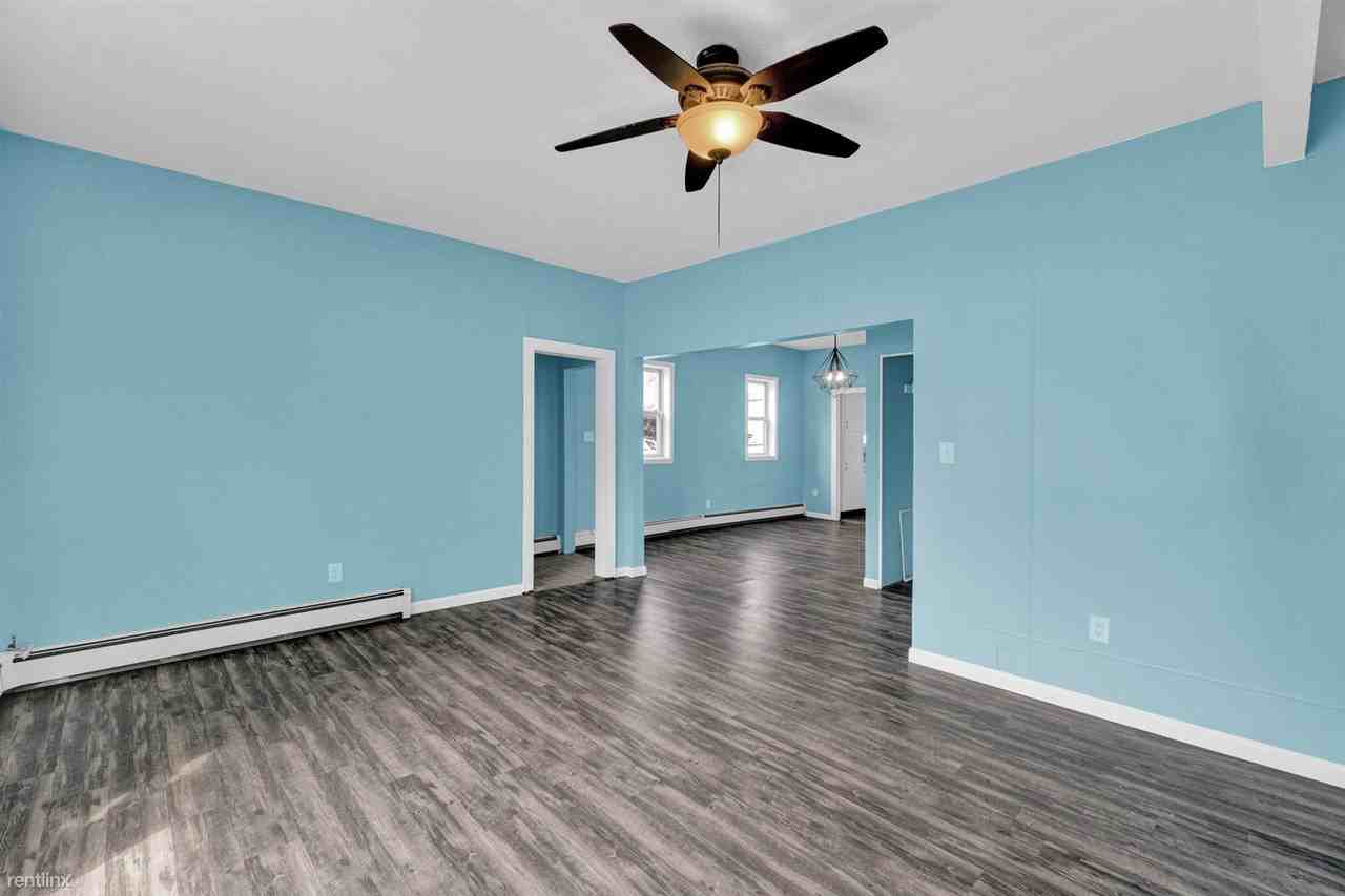 19041 Martin Rd - Photo 3 of 10