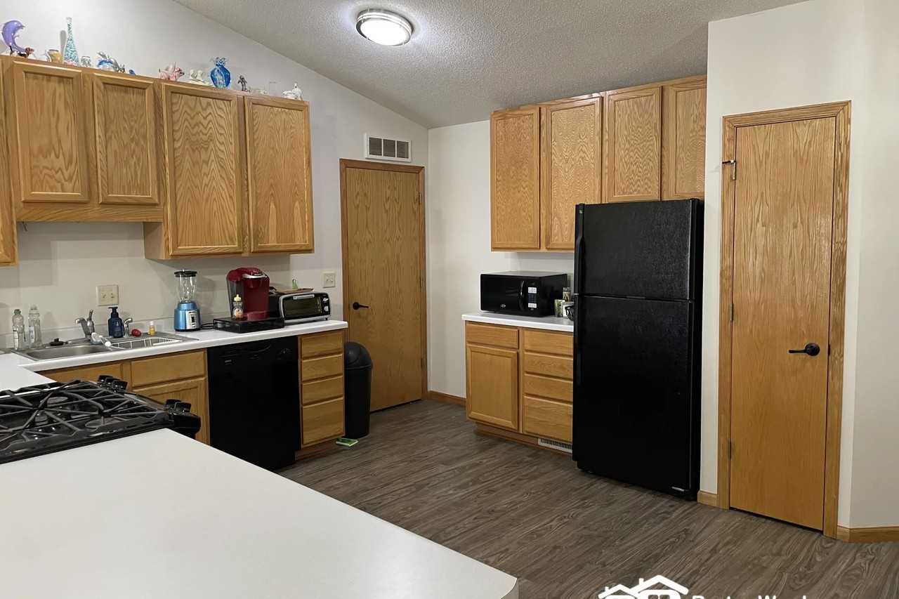 1375 Meadows Dr - Photo 2 of 15