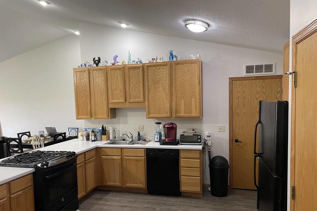 1375 Meadows Dr - Photo 3 of 15