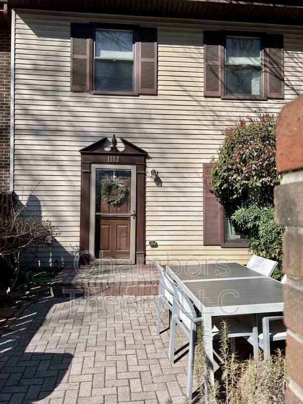 1112 N Randolph St - Photo 2 of 23