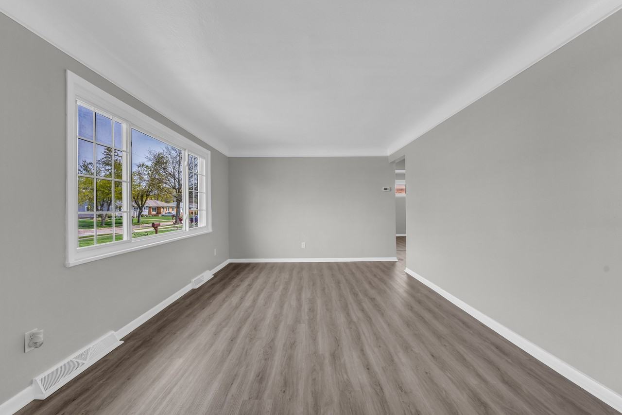 9313 Roxbury Rd - Photo 3 of 30