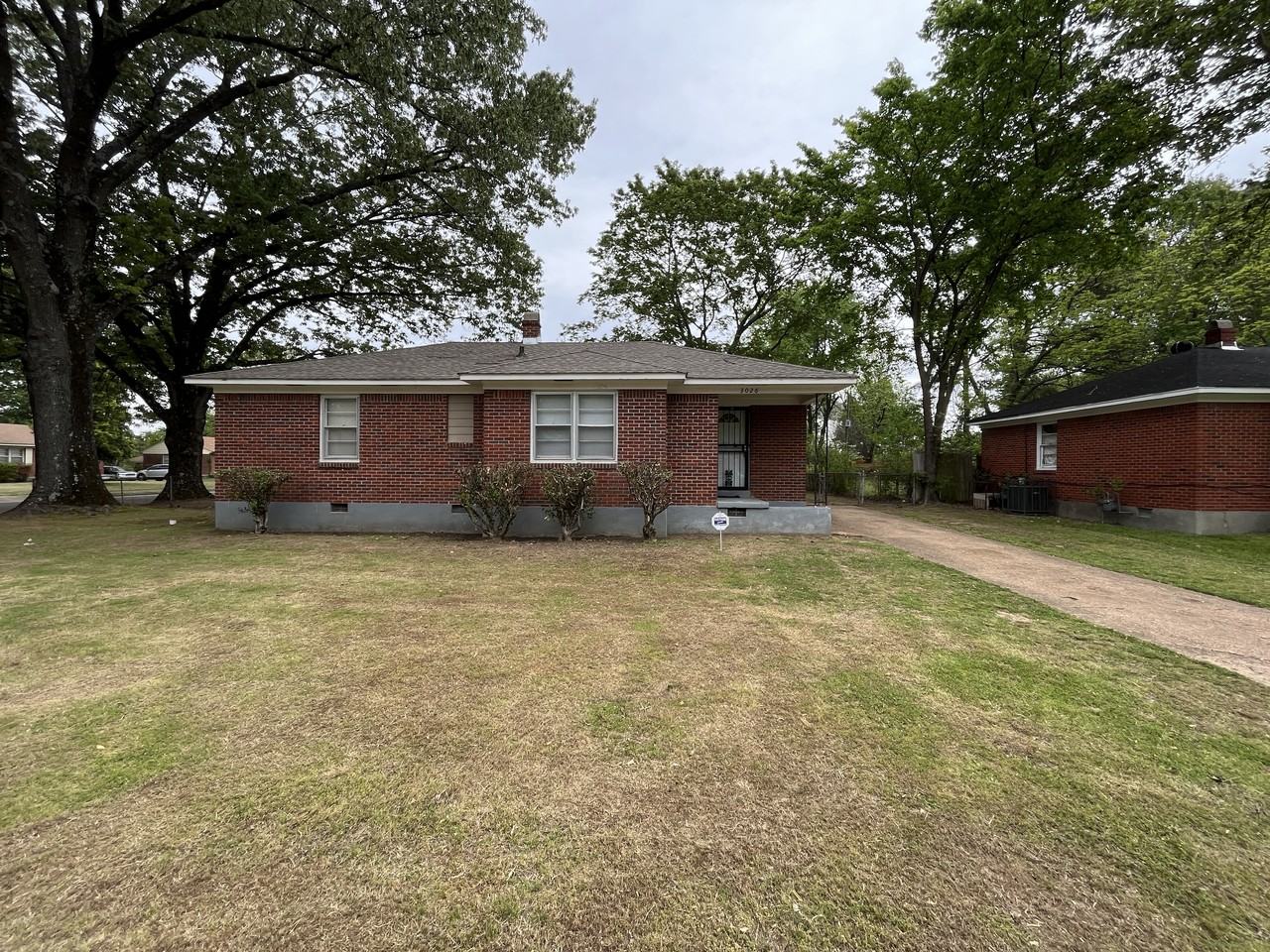 3026 Edgeware Rd S - Photo 2 of 19