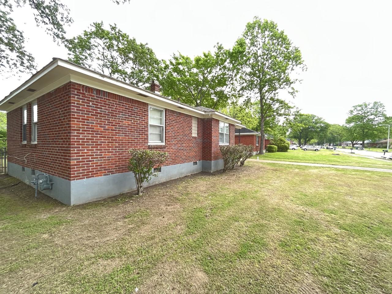 3026 Edgeware Rd S - Photo 3 of 19