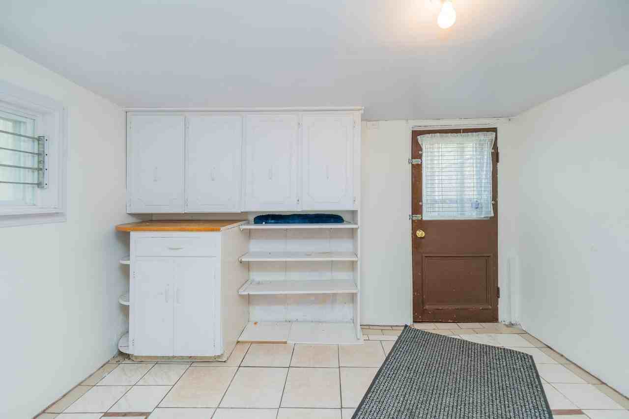 429 Montrose Avenue - Photo 3 of 7
