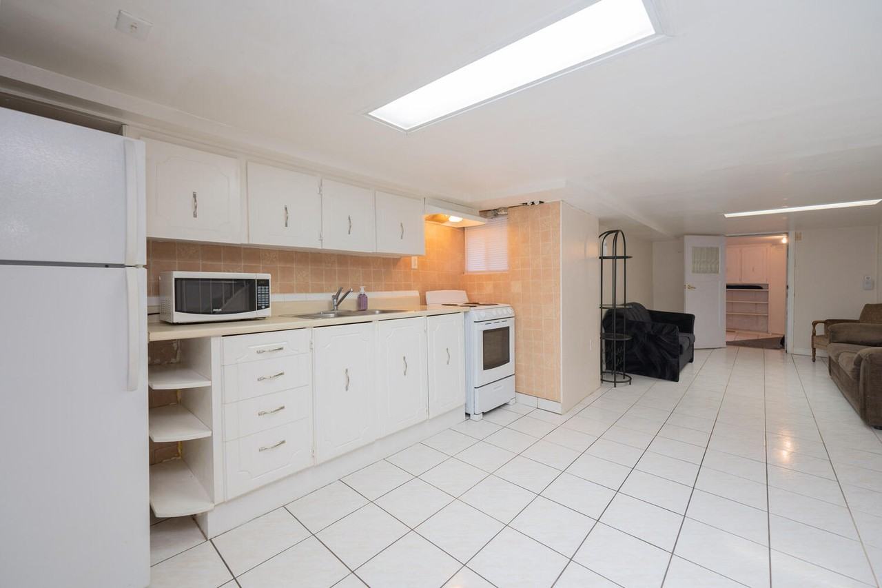429 Montrose Avenue - Photo 5 of 7
