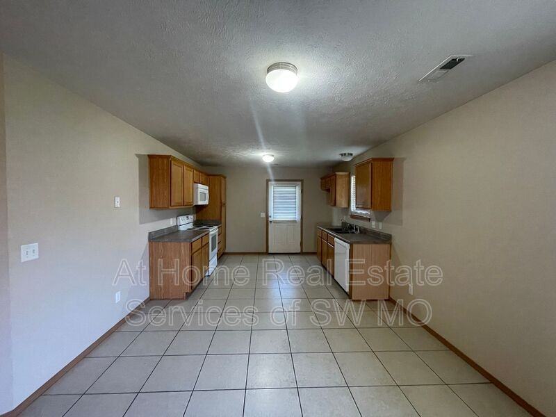 1237 N Northwood Ave - Photo 3 of 12