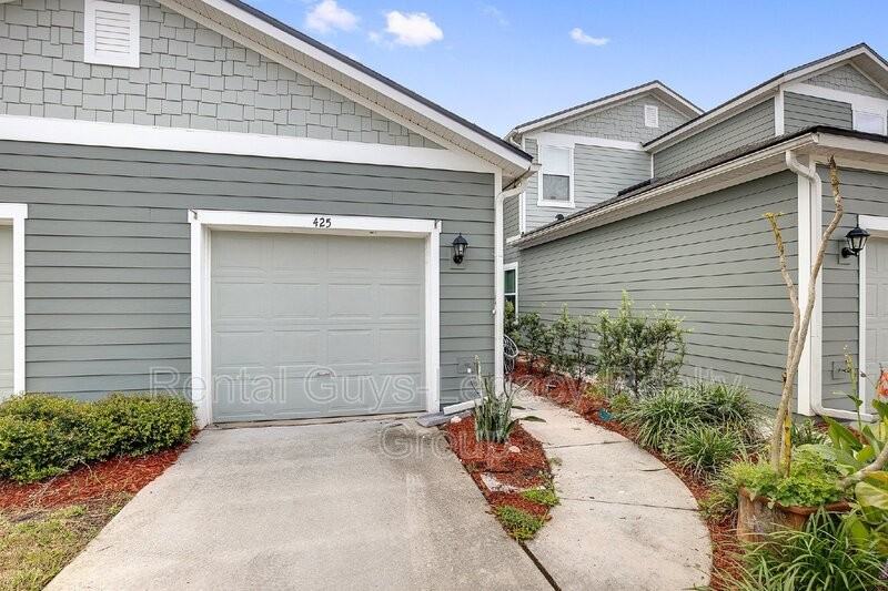 425 Servia Dr - Photo 3 of 15