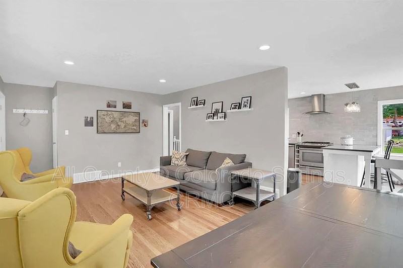 723 N Logan Ave - Photo 4 of 22