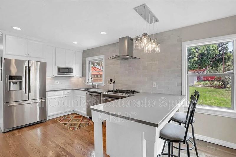 723 N Logan Ave - Photo 5 of 22