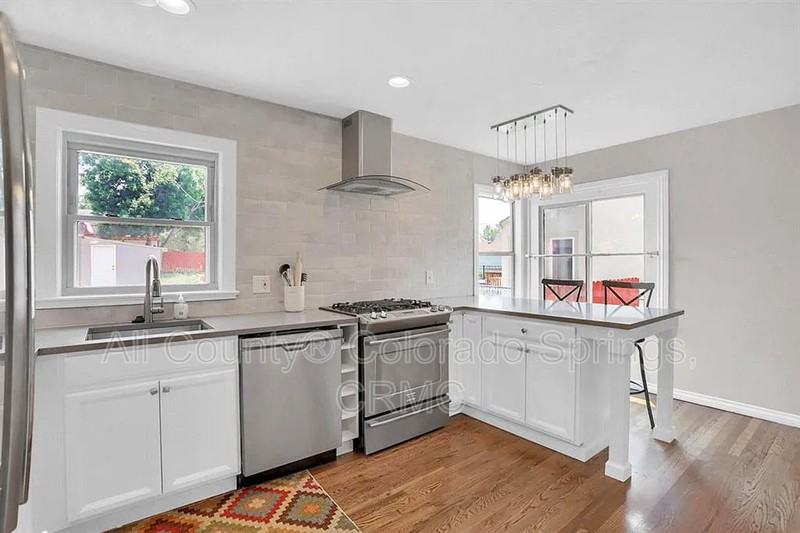 723 N Logan Ave - Photo 6 of 22