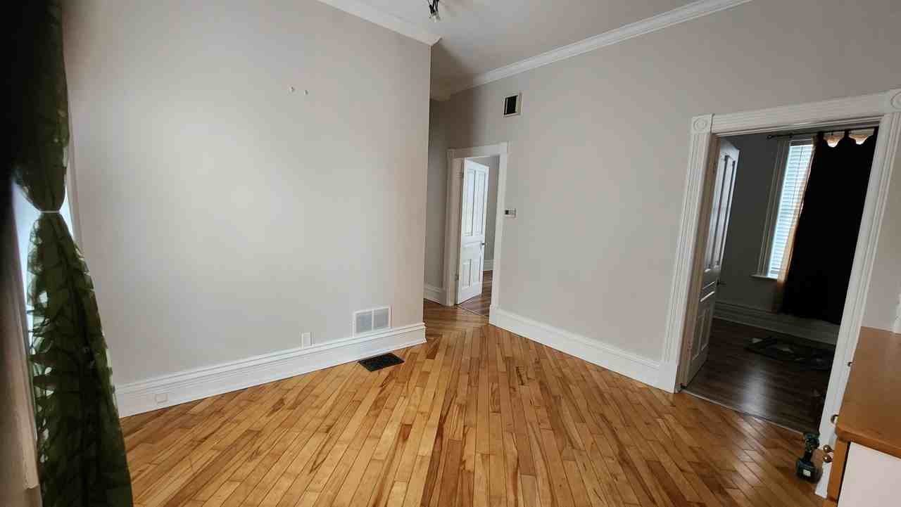573 Elizabeth Street - Photo 3 of 19