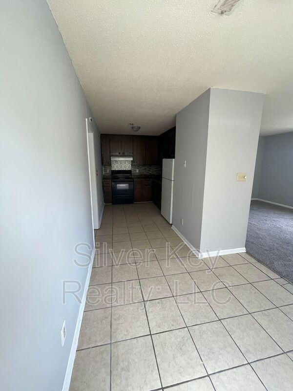 202 S Hill St #A - Photo 4 of 9