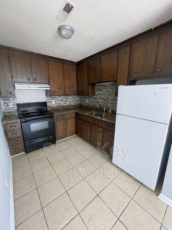 202 S Hill St #A - Photo 5 of 9