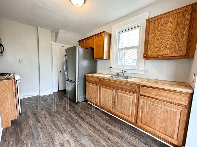 922 Fordham Ave - Photo 2 of 14