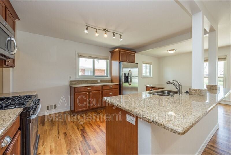 425 S 40th St - Photo 7 of 24