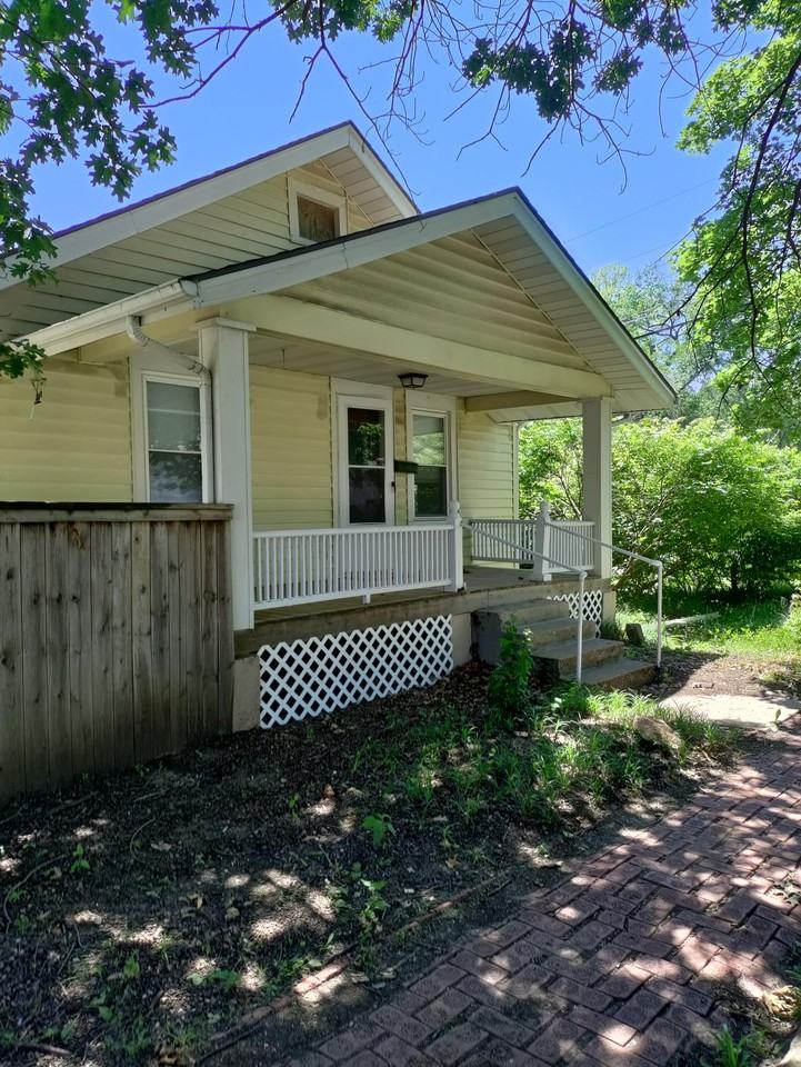 609 E 11th St #1 - Photo 2 of 14