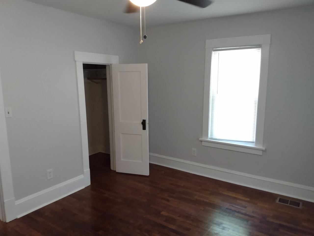 609 E 11th St #1 - Photo 3 of 14