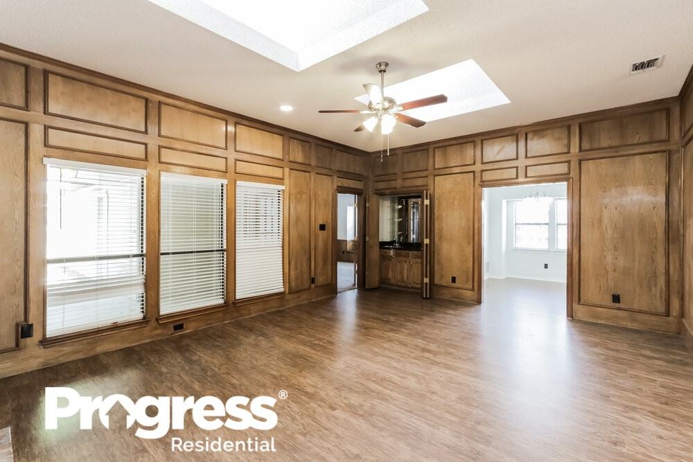 3301 N Spring Dr - Photo 3 of 16