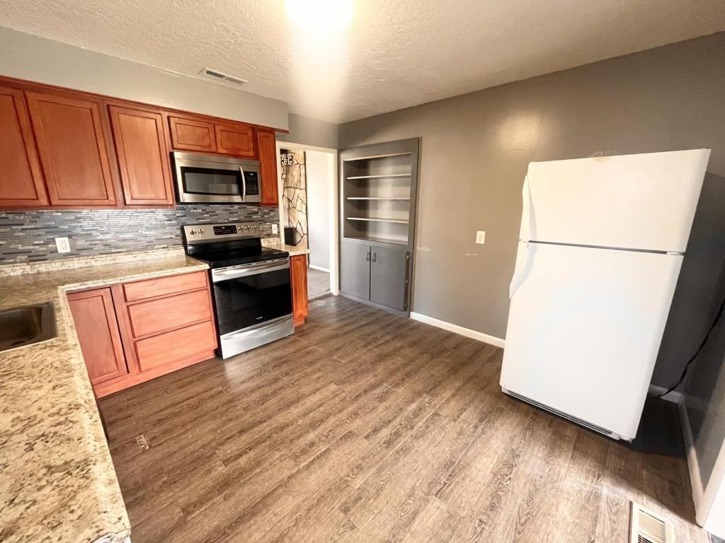 364 N Wall Ave - Photo 6 of 12