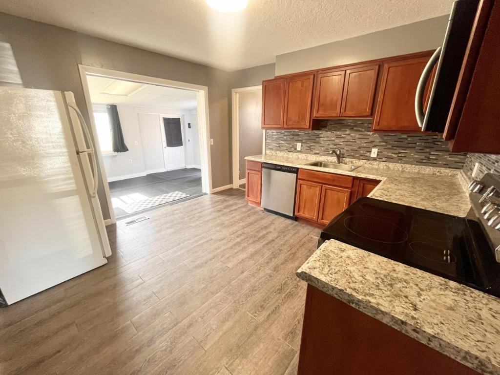 364 N Wall Ave - Photo 5 of 12