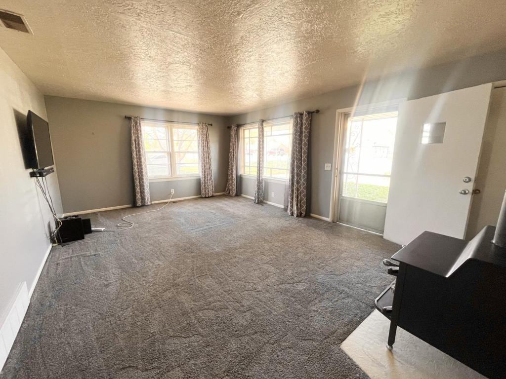 364 N Wall Ave - Photo 3 of 12