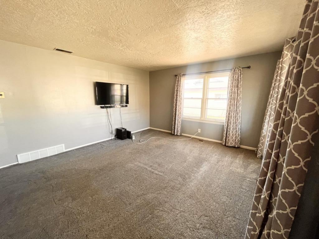 364 N Wall Ave - Photo 4 of 12