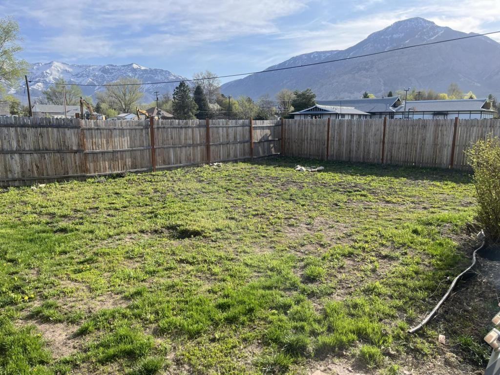 364 N Wall Ave - Photo 2 of 12