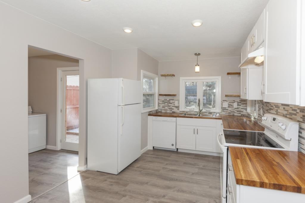 605 S Bryan Ave - Photo 3 of 18