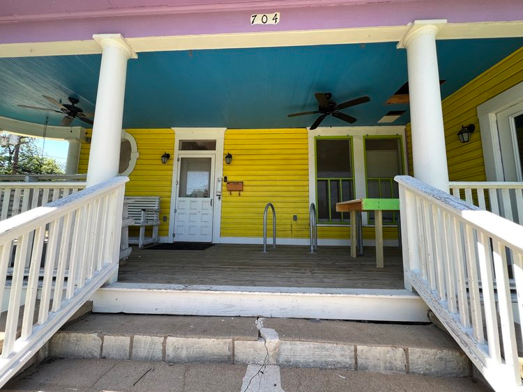 704 W Hopkins St - Photo 3 of 14