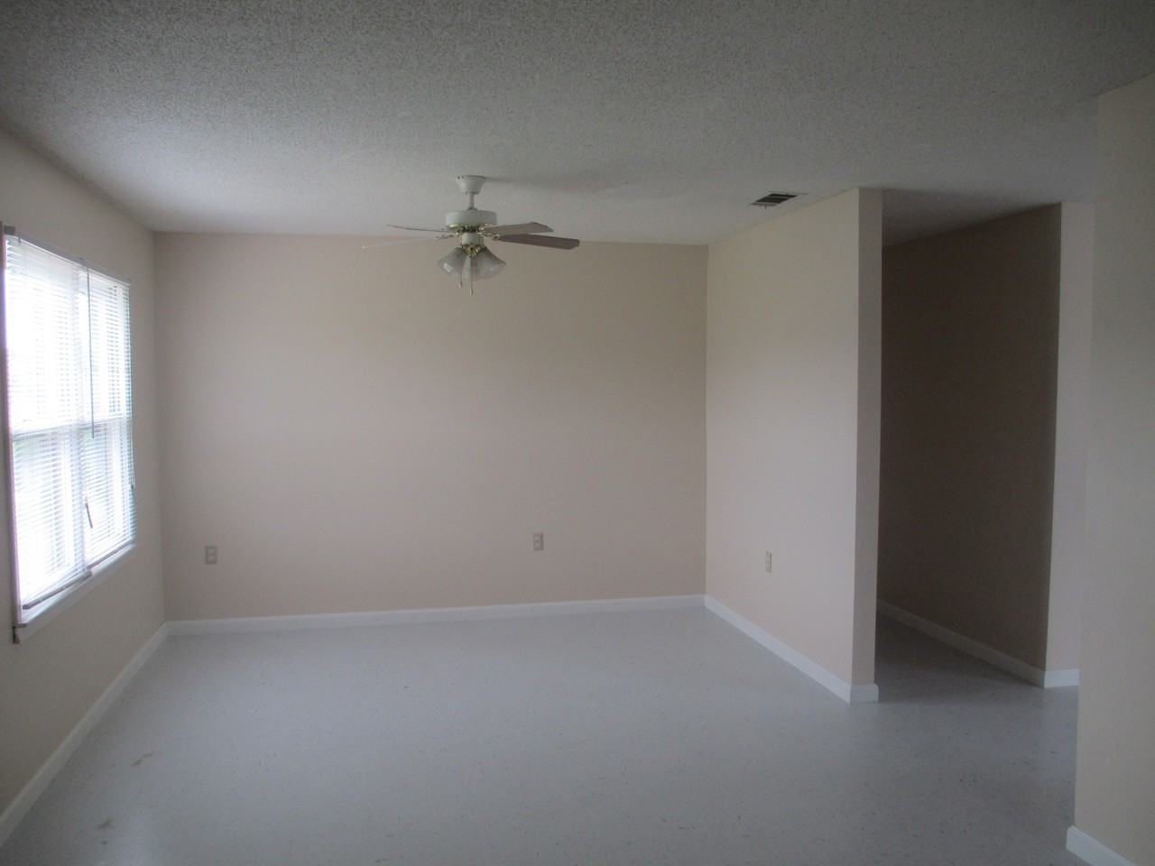 129 Skippers Ln - Photo 3 of 11