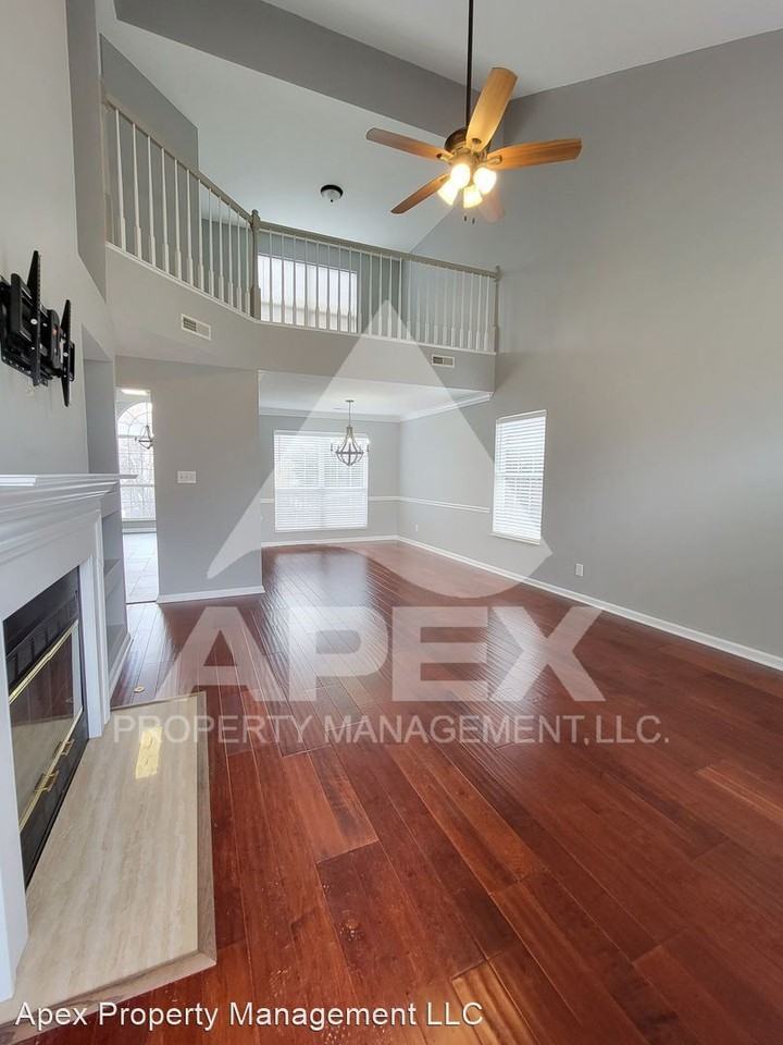 8140 Faircrest Ln - Photo 3 of 34