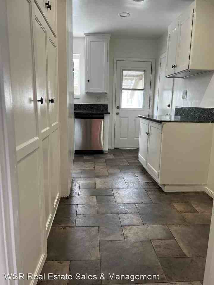 686 Hendrix Ave - Photo 2 of 12